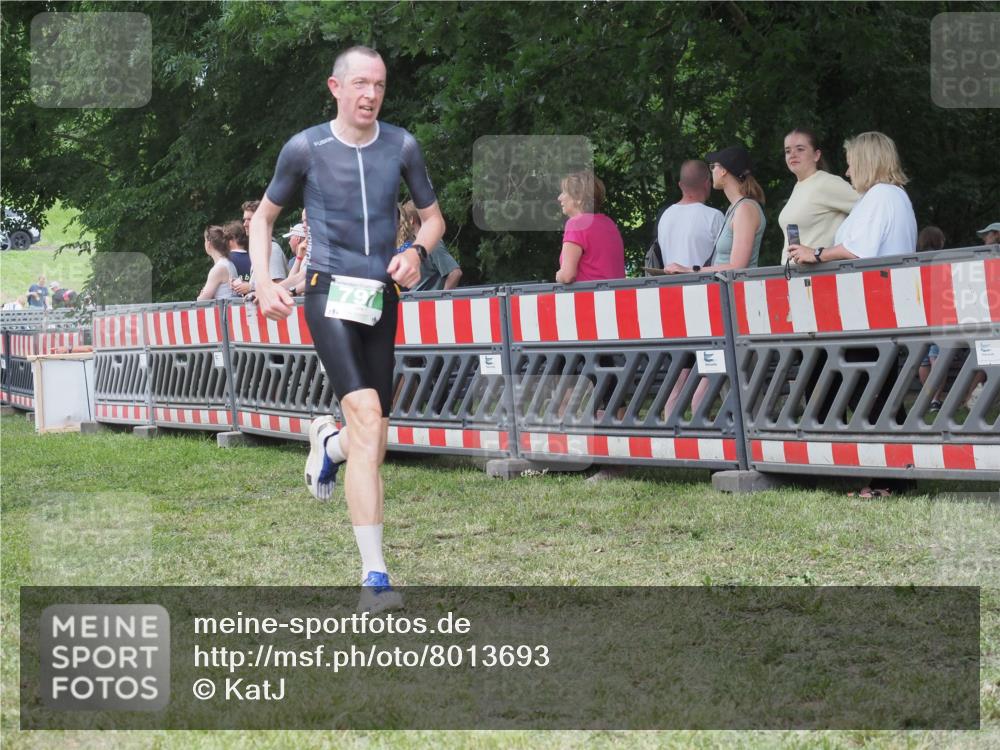 21.06.2025 - 27. Vierlanden-Triathlon KatJ http://msf.ph/oto/8013693 15.06.2025 13:11:07 Ziel 797 meine-sportfotos.de