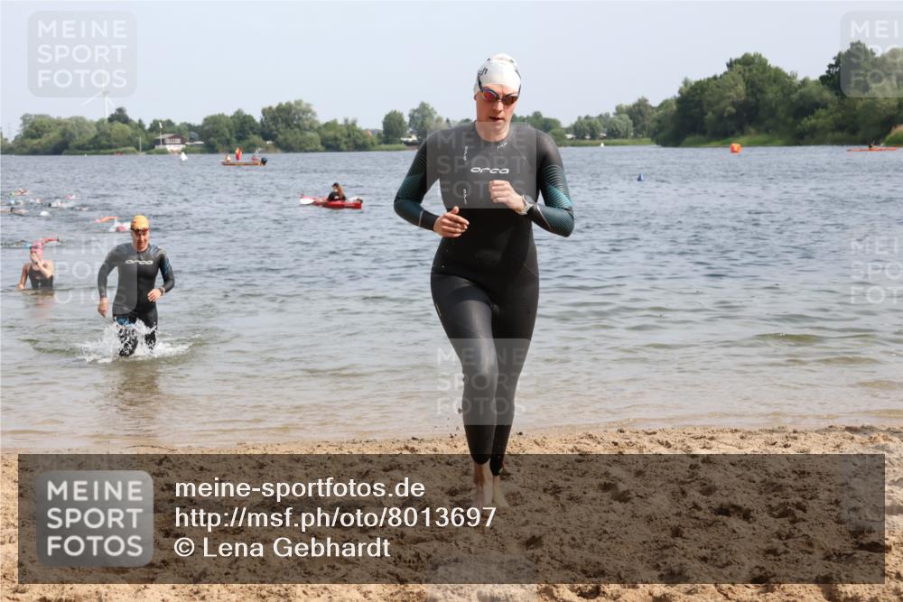 15.06.2025 - 27. Vierlanden-Triathlon Lena Gebhardt http://msf.ph/oto/8013697 15.06.2025 10:13:57 Schwimmen 472, 475, 490, 513, 540 meine-sportfotos.de