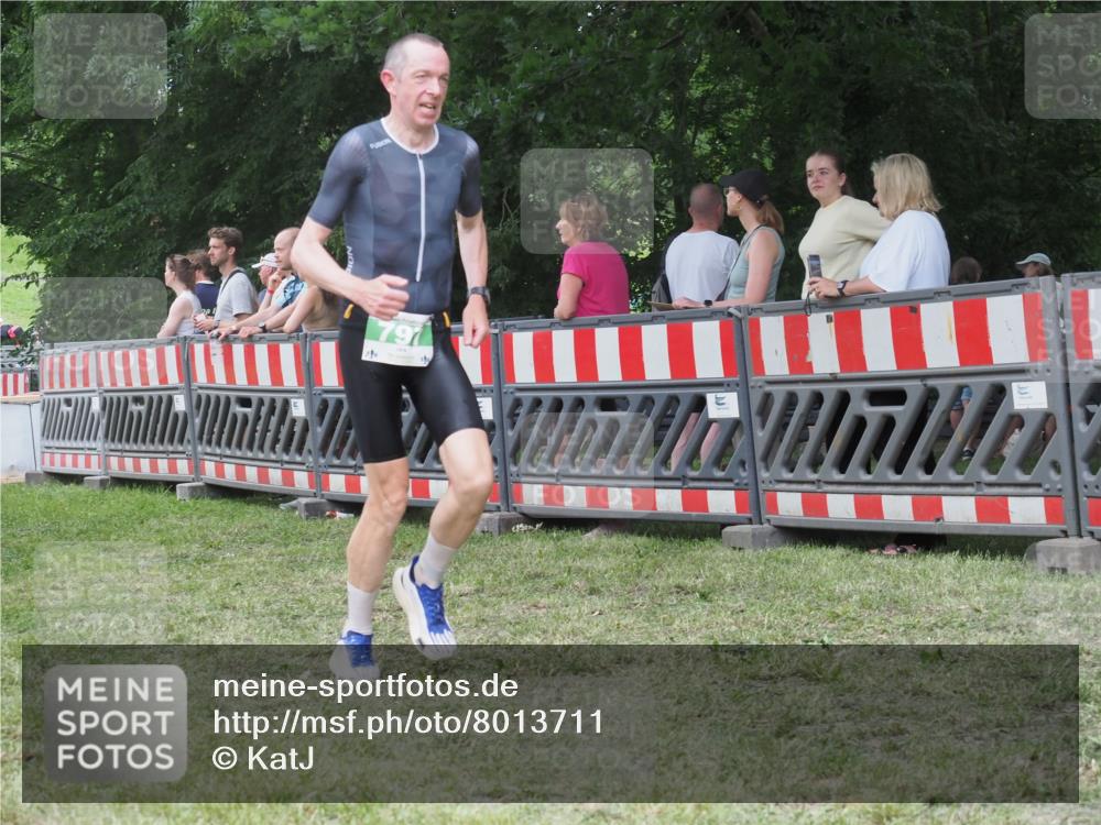 21.06.2025 - 27. Vierlanden-Triathlon KatJ http://msf.ph/oto/8013711 15.06.2025 13:11:07 Ziel 797 meine-sportfotos.de