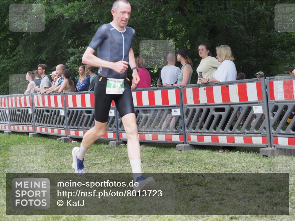 21.06.2025 - 27. Vierlanden-Triathlon KatJ http://msf.ph/oto/8013723 15.06.2025 13:11:07 Ziel 797 meine-sportfotos.de