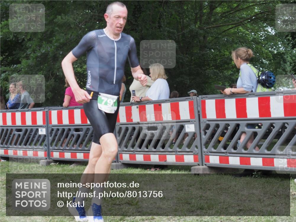21.06.2025 - 27. Vierlanden-Triathlon KatJ http://msf.ph/oto/8013756 15.06.2025 13:11:07 Ziel 797 meine-sportfotos.de