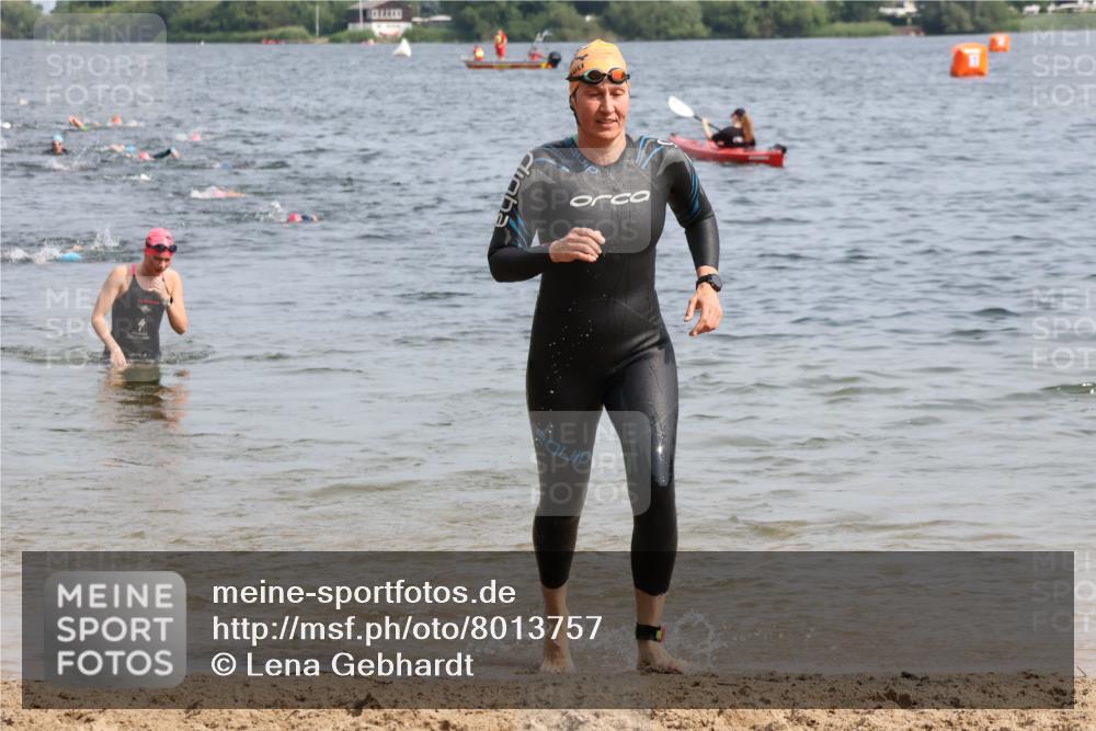 15.06.2025 - 27. Vierlanden-Triathlon Lena Gebhardt http://msf.ph/oto/8013757 15.06.2025 10:14:01 Schwimmen 472, 475, 490, 632 meine-sportfotos.de