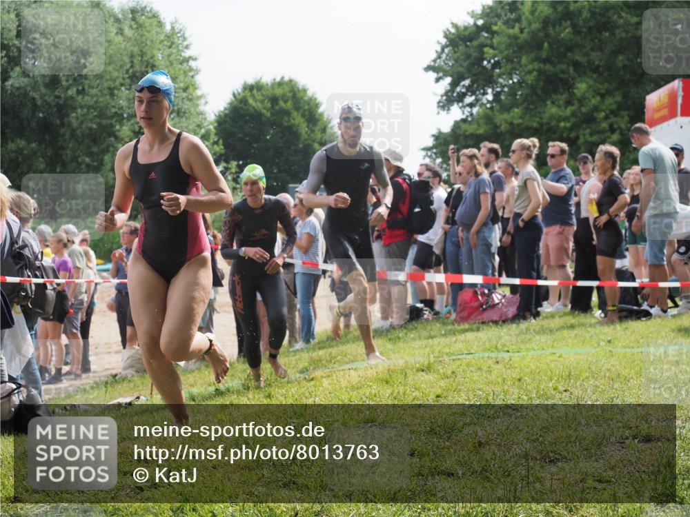15.06.2025 - 27. Vierlanden-Triathlon KatJ http://msf.ph/oto/8013763 15.06.2025 10:14:57 Schwimmen 476, 521, 525, 559, 570, 592, 593, 605, 608, 1397 meine-sportfotos.de