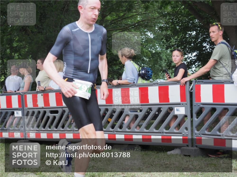 21.06.2025 - 27. Vierlanden-Triathlon KatJ http://msf.ph/oto/8013788 15.06.2025 13:11:08 Ziel 797 meine-sportfotos.de