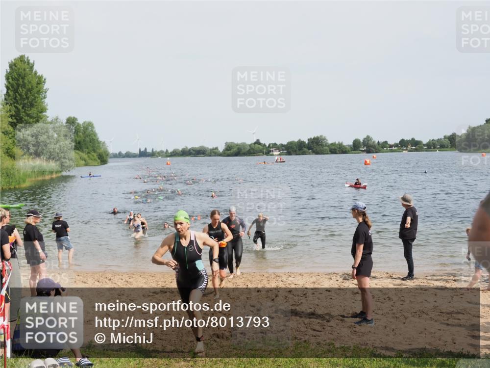 21.06.2025 - 27. Vierlanden-Triathlon MichiJ http://msf.ph/oto/8013793 15.06.2026 10:15:42 Schwimmen 483, 509, 511, 564, 577, 590, 630 meine-sportfotos.de