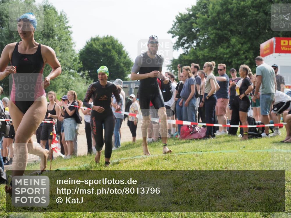15.06.2025 - 27. Vierlanden-Triathlon KatJ http://msf.ph/oto/8013796 15.06.2025 10:14:57 Schwimmen 476, 521, 525, 559, 570, 592, 593, 605, 608, 1397 meine-sportfotos.de
