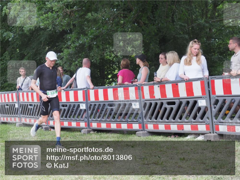 21.06.2025 - 27. Vierlanden-Triathlon KatJ http://msf.ph/oto/8013806 15.06.2025 13:11:21 Ziel 817 meine-sportfotos.de