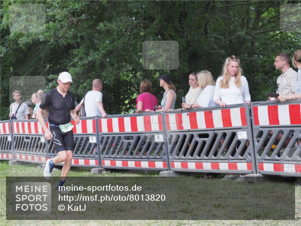 21.06.2025 - 27. Vierlanden-Triathlon KatJ http://msf.ph/oto/8013820 15.06.2025 13:11:22 Ziel 817 meine-sportfotos.de