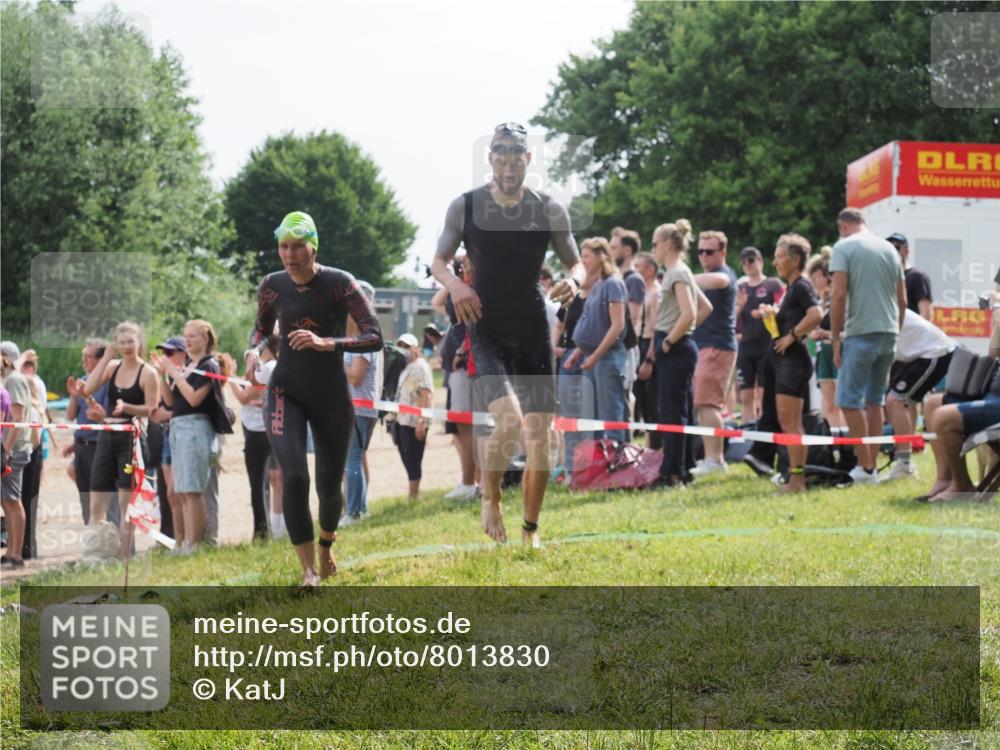 15.06.2025 - 27. Vierlanden-Triathlon KatJ http://msf.ph/oto/8013830 15.06.2025 10:14:57 Schwimmen 476, 521, 525, 559, 570, 592, 593, 605, 608, 1397 meine-sportfotos.de
