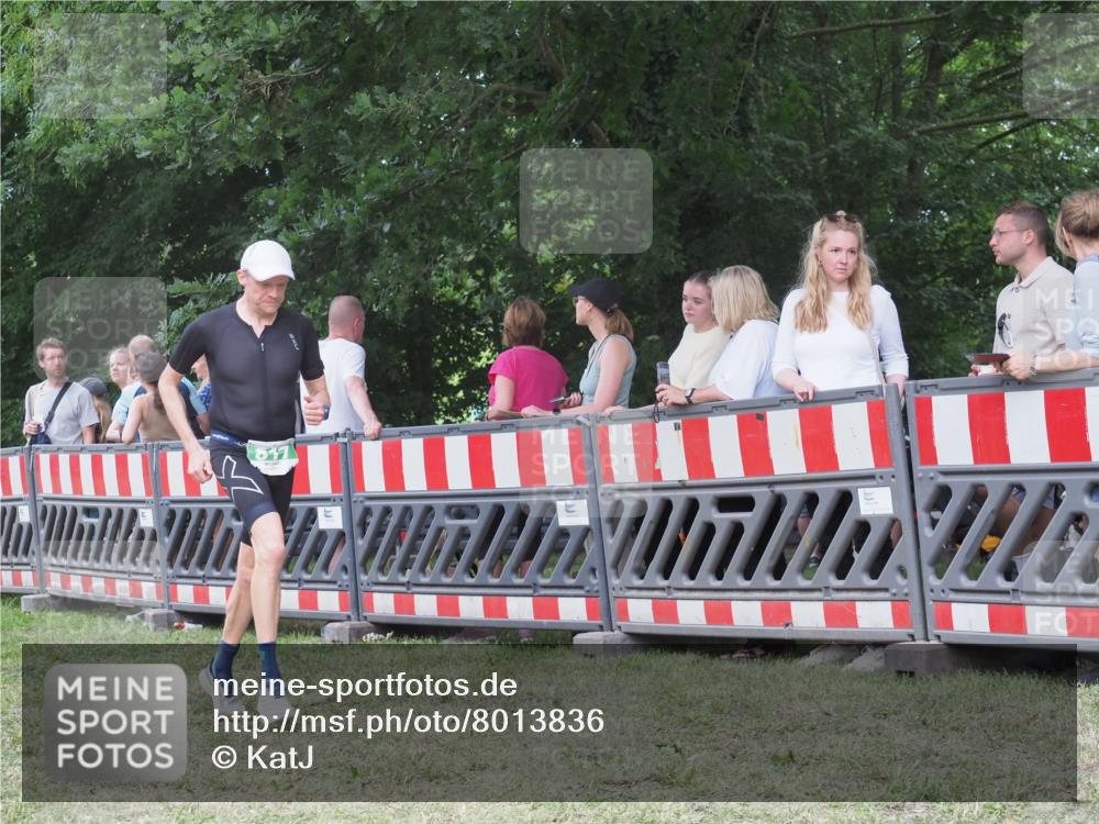 21.06.2025 - 27. Vierlanden-Triathlon KatJ http://msf.ph/oto/8013836 15.06.2025 13:11:22 Ziel 817 meine-sportfotos.de