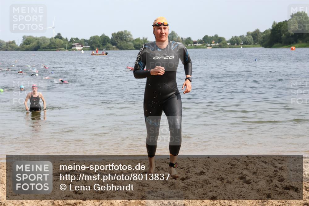 15.06.2025 - 27. Vierlanden-Triathlon Lena Gebhardt http://msf.ph/oto/8013837 15.06.2025 10:14:02 Schwimmen 472, 475, 632 meine-sportfotos.de
