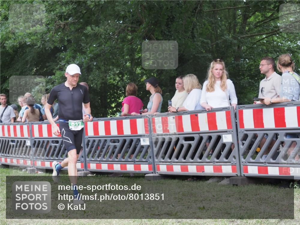 21.06.2025 - 27. Vierlanden-Triathlon KatJ http://msf.ph/oto/8013851 15.06.2025 13:11:22 Ziel 817 meine-sportfotos.de