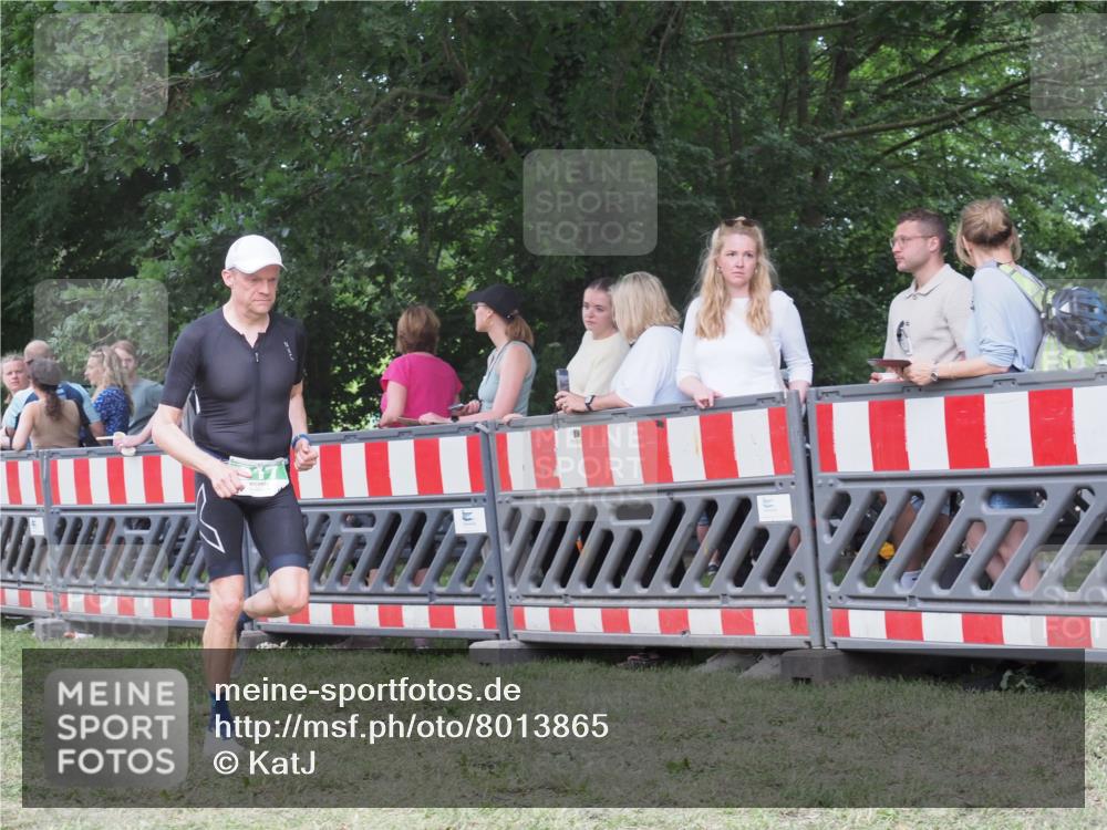 21.06.2025 - 27. Vierlanden-Triathlon KatJ http://msf.ph/oto/8013865 15.06.2025 13:11:22 Ziel 817 meine-sportfotos.de
