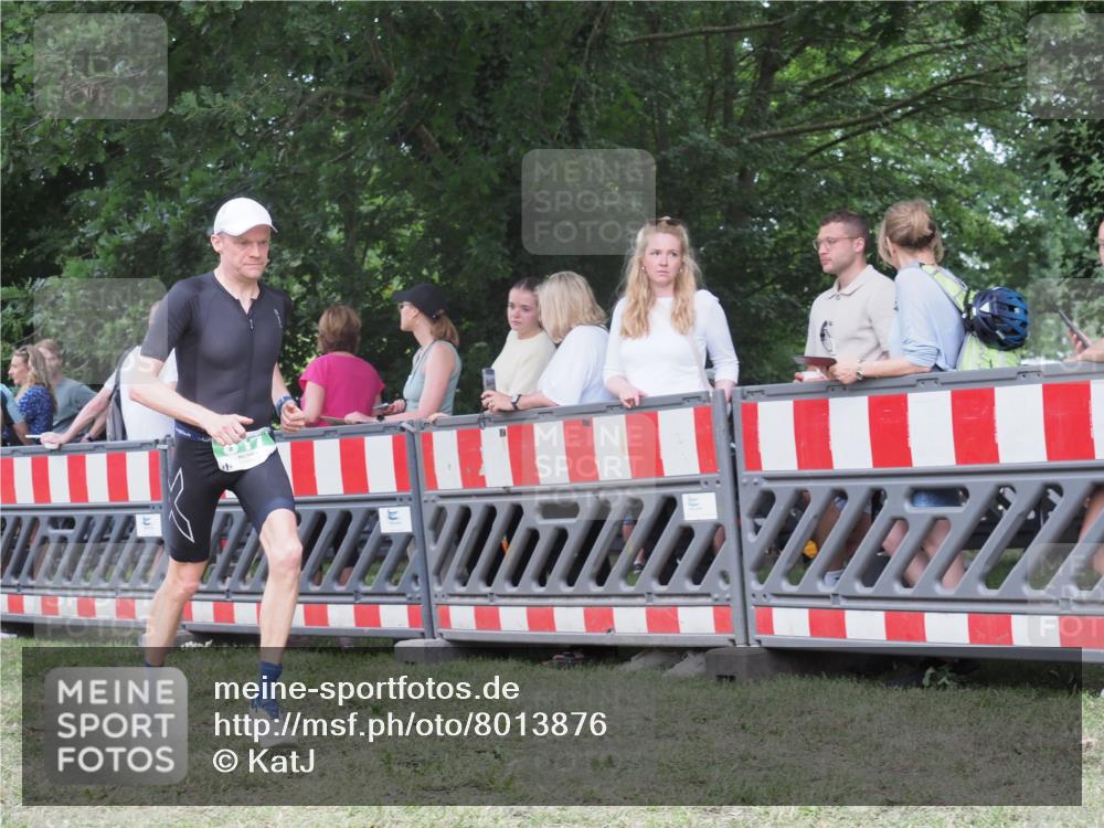 21.06.2025 - 27. Vierlanden-Triathlon KatJ http://msf.ph/oto/8013876 15.06.2025 13:11:22 Ziel 817 meine-sportfotos.de