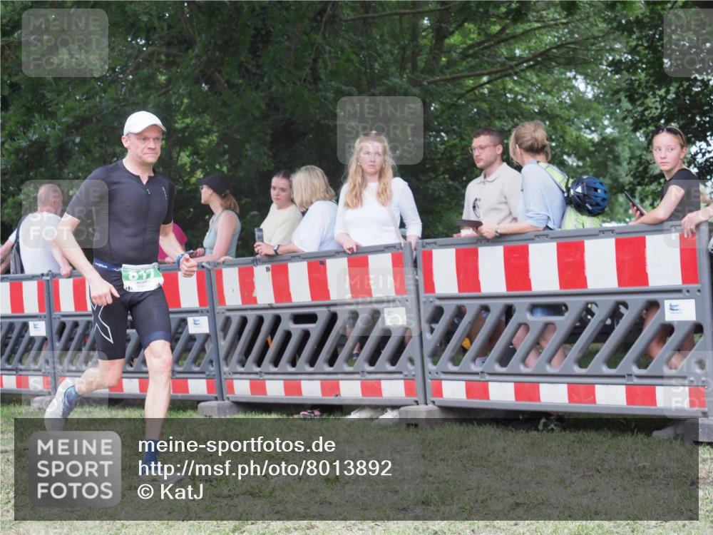 21.06.2025 - 27. Vierlanden-Triathlon KatJ http://msf.ph/oto/8013892 15.06.2025 13:11:22 Ziel 817 meine-sportfotos.de
