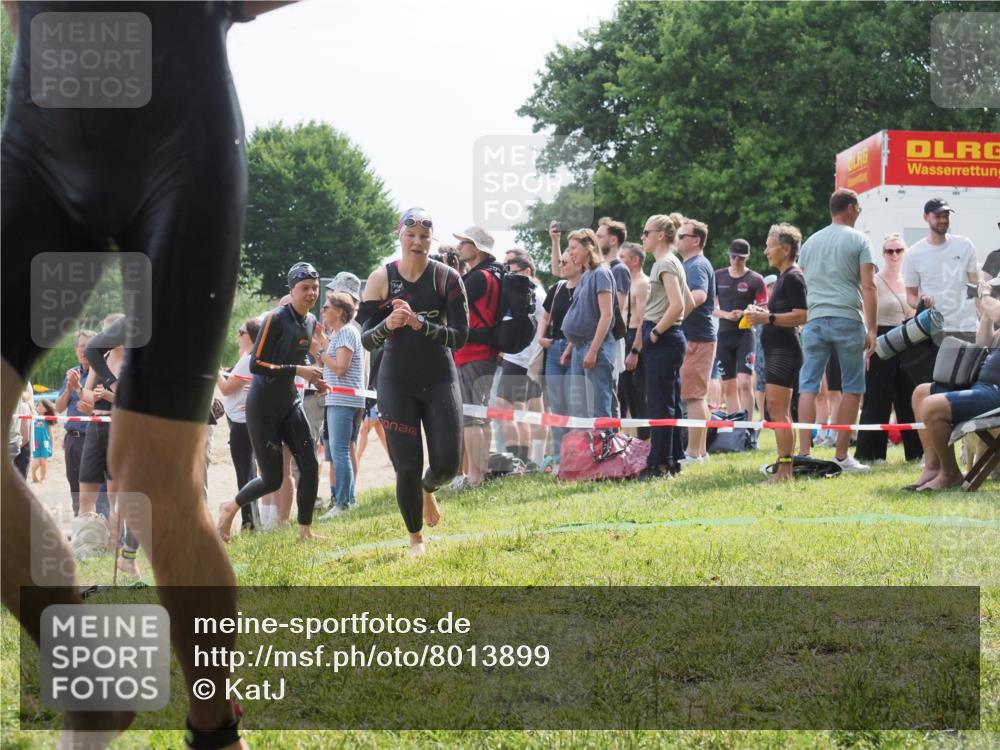 15.06.2025 - 27. Vierlanden-Triathlon KatJ http://msf.ph/oto/8013899 15.06.2025 10:15:00 Schwimmen 476, 521, 525, 528, 570, 592, 593, 605, 608, 1397 meine-sportfotos.de