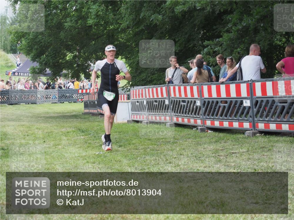 21.06.2025 - 27. Vierlanden-Triathlon KatJ http://msf.ph/oto/8013904 15.06.2025 13:11:33 Ziel 808 meine-sportfotos.de