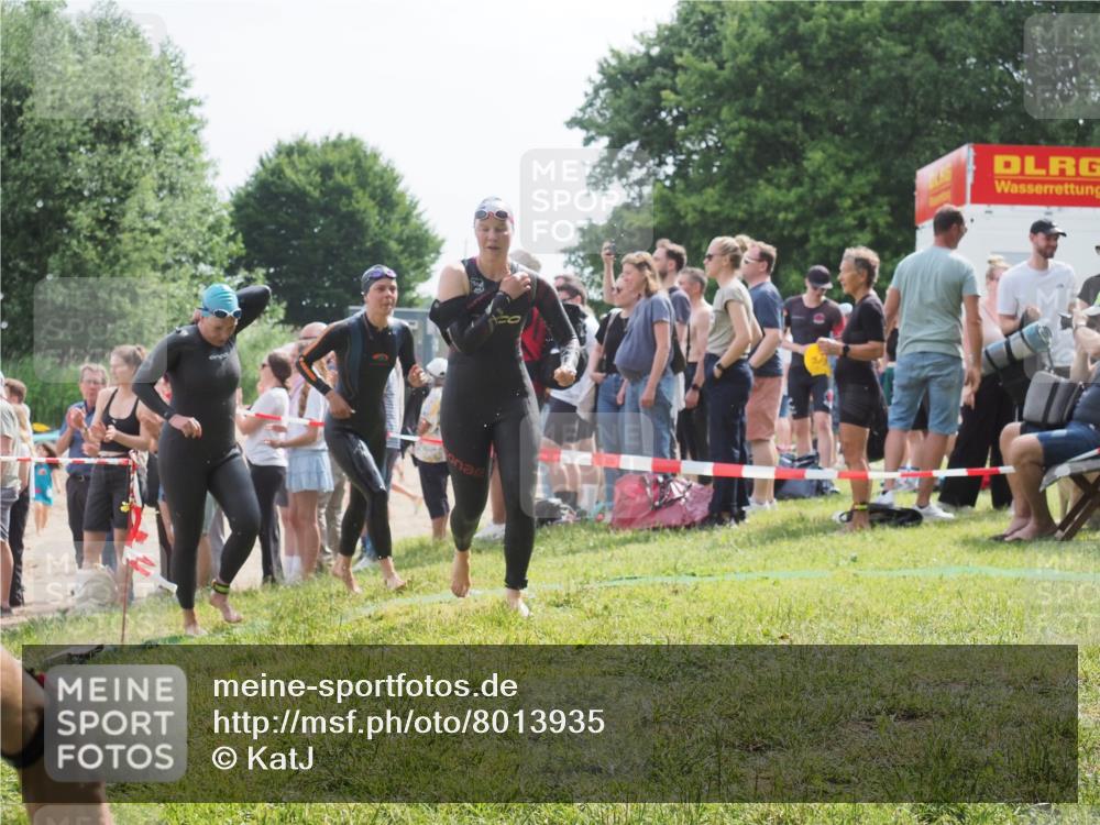 15.06.2025 - 27. Vierlanden-Triathlon KatJ http://msf.ph/oto/8013935 15.06.2025 10:15:00 Schwimmen 476, 521, 525, 528, 570, 592, 593, 605, 608, 1397 meine-sportfotos.de
