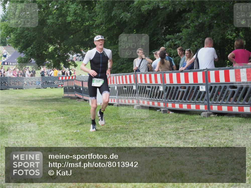 21.06.2025 - 27. Vierlanden-Triathlon KatJ http://msf.ph/oto/8013942 15.06.2025 13:11:33 Ziel 808 meine-sportfotos.de