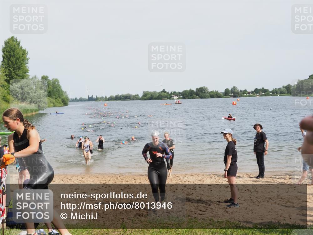 21.06.2025 - 27. Vierlanden-Triathlon MichiJ http://msf.ph/oto/8013946 15.06.2026 10:15:45 Schwimmen 483, 505, 509, 564, 577, 590, 630 meine-sportfotos.de