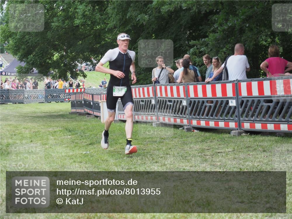 21.06.2025 - 27. Vierlanden-Triathlon KatJ http://msf.ph/oto/8013955 15.06.2025 13:11:33 Ziel 808 meine-sportfotos.de