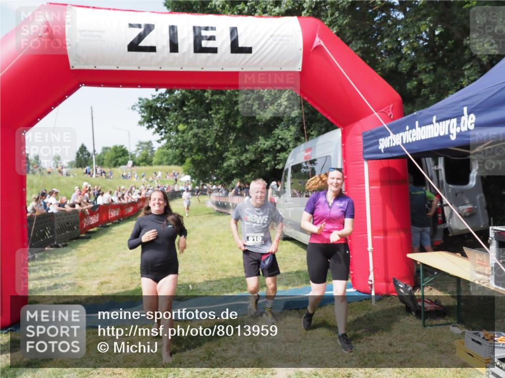 21.06.2025 - 27. Vierlanden-Triathlon MichiJ http://msf.ph/oto/8013959 15.06.2026 11:30:53 Ziel 610 meine-sportfotos.de