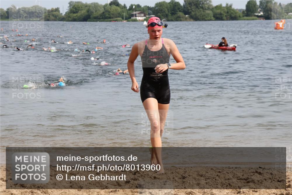 15.06.2025 - 27. Vierlanden-Triathlon Lena Gebhardt http://msf.ph/oto/8013960 15.06.2025 10:14:09 Schwimmen 475, 632 meine-sportfotos.de
