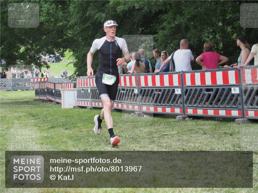 21.06.2025 - 27. Vierlanden-Triathlon KatJ http://msf.ph/oto/8013967 15.06.2025 13:11:34 Ziel 808 meine-sportfotos.de