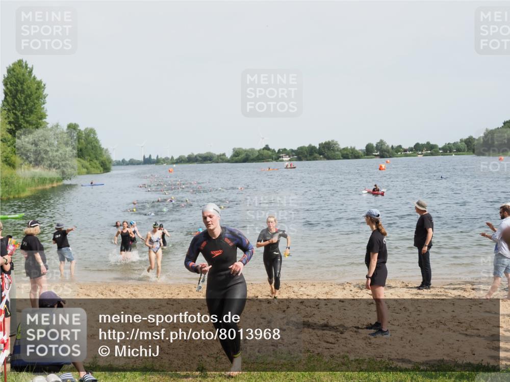21.06.2025 - 27. Vierlanden-Triathlon MichiJ http://msf.ph/oto/8013968 15.06.2026 10:15:46 Schwimmen 483, 505, 509, 564, 577, 590, 630 meine-sportfotos.de