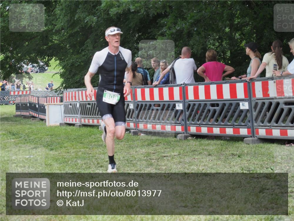 21.06.2025 - 27. Vierlanden-Triathlon KatJ http://msf.ph/oto/8013977 15.06.2025 13:11:34 Ziel 808 meine-sportfotos.de