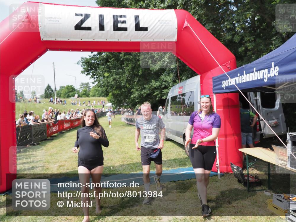 21.06.2025 - 27. Vierlanden-Triathlon MichiJ http://msf.ph/oto/8013984 15.06.2026 11:30:54 Ziel 610 meine-sportfotos.de