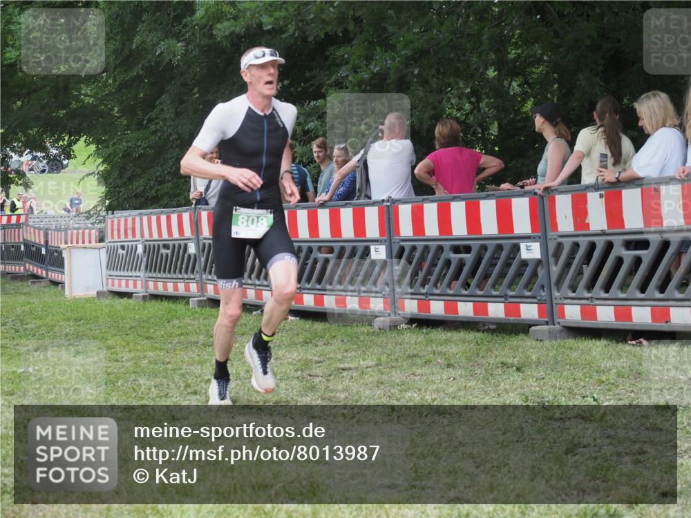 21.06.2025 - 27. Vierlanden-Triathlon KatJ http://msf.ph/oto/8013987 15.06.2025 13:11:34 Ziel 808 meine-sportfotos.de