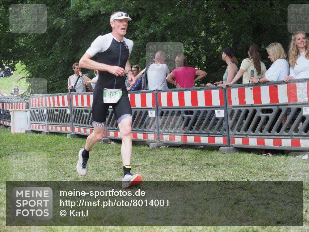 21.06.2025 - 27. Vierlanden-Triathlon KatJ http://msf.ph/oto/8014001 15.06.2025 13:11:34 Ziel 808 meine-sportfotos.de