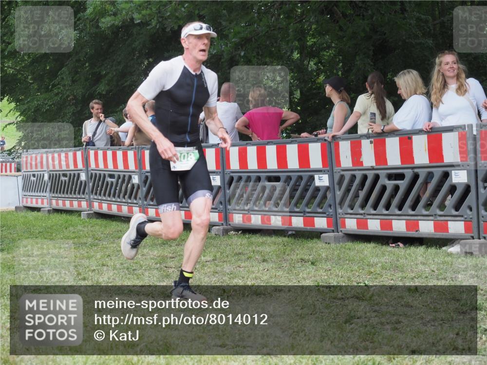 21.06.2025 - 27. Vierlanden-Triathlon KatJ http://msf.ph/oto/8014012 15.06.2025 13:11:34 Ziel 808 meine-sportfotos.de