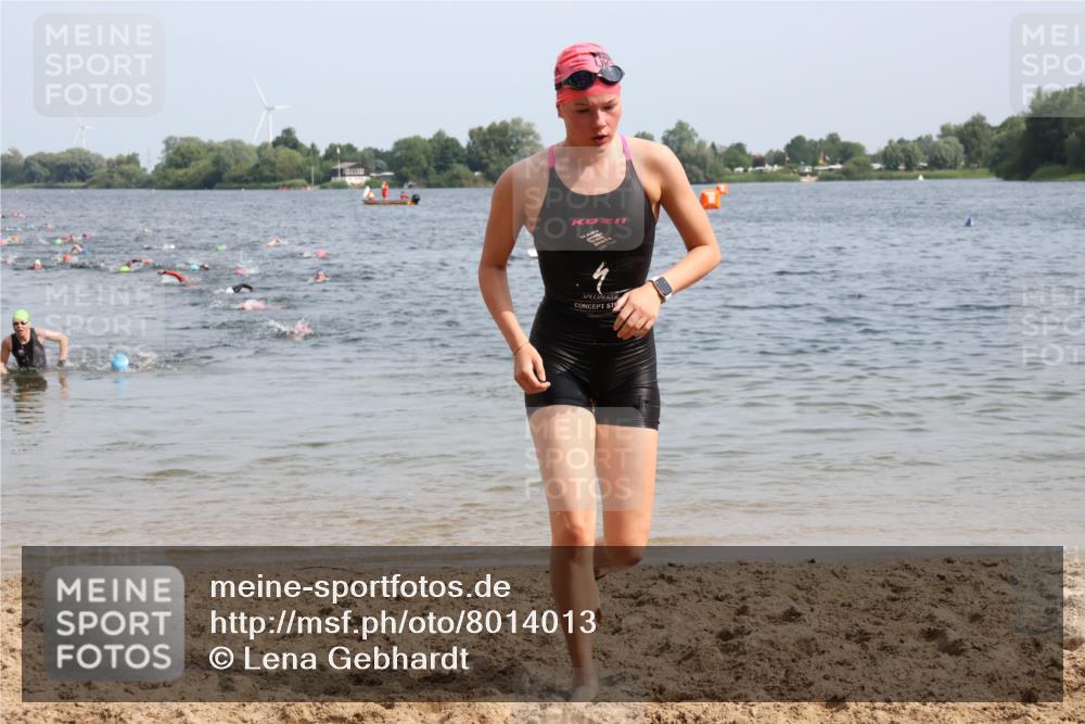 15.06.2025 - 27. Vierlanden-Triathlon Lena Gebhardt http://msf.ph/oto/8014013 15.06.2025 10:14:10 Schwimmen 475, 632 meine-sportfotos.de
