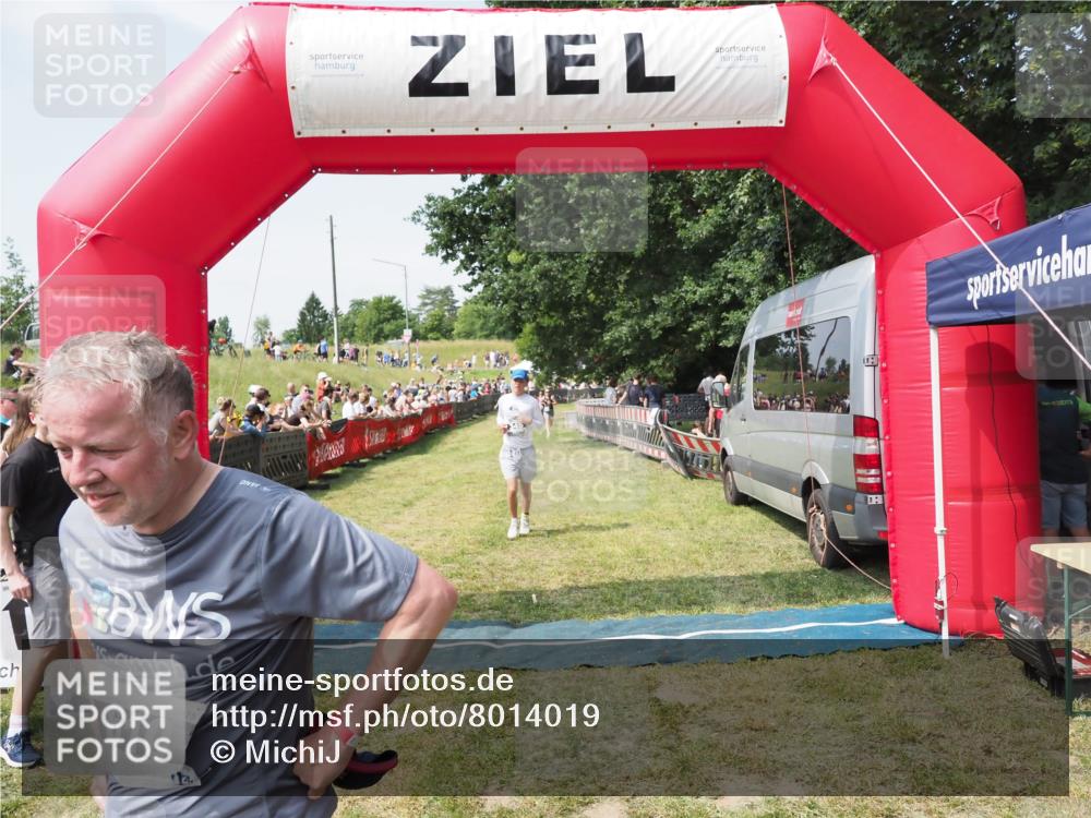 21.06.2025 - 27. Vierlanden-Triathlon MichiJ http://msf.ph/oto/8014019 15.06.2026 11:30:57 Ziel 610 meine-sportfotos.de
