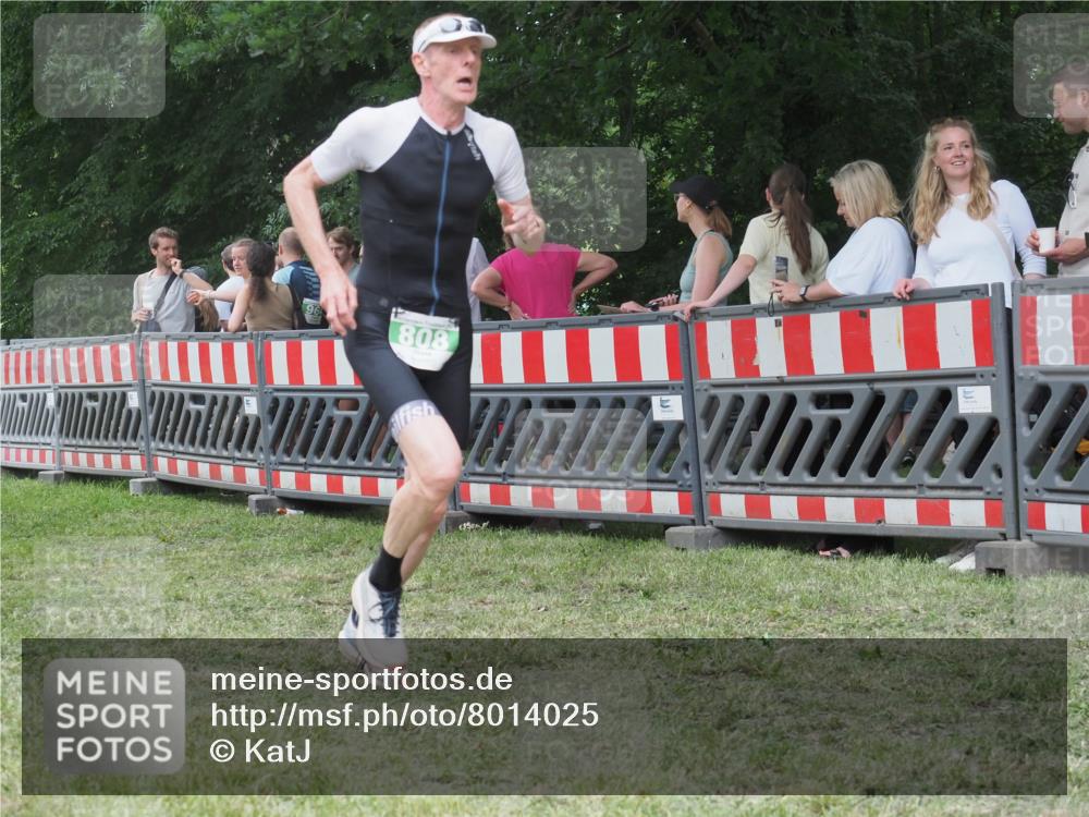 21.06.2025 - 27. Vierlanden-Triathlon KatJ http://msf.ph/oto/8014025 15.06.2025 13:11:34 Ziel 808 meine-sportfotos.de