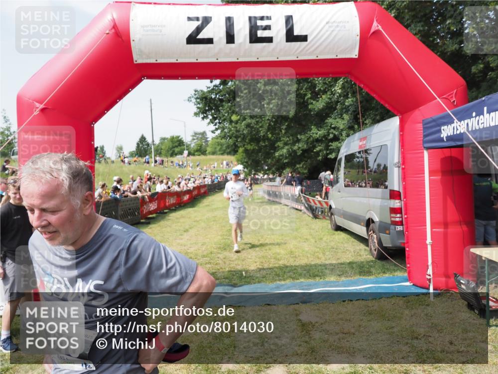 21.06.2025 - 27. Vierlanden-Triathlon MichiJ http://msf.ph/oto/8014030 15.06.2026 11:30:57 Ziel 610 meine-sportfotos.de