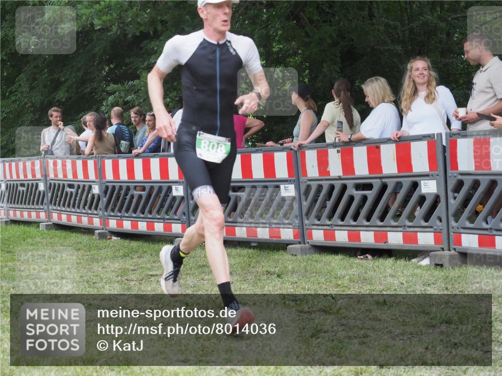 21.06.2025 - 27. Vierlanden-Triathlon KatJ http://msf.ph/oto/8014036 15.06.2025 13:11:35 Ziel 808 meine-sportfotos.de