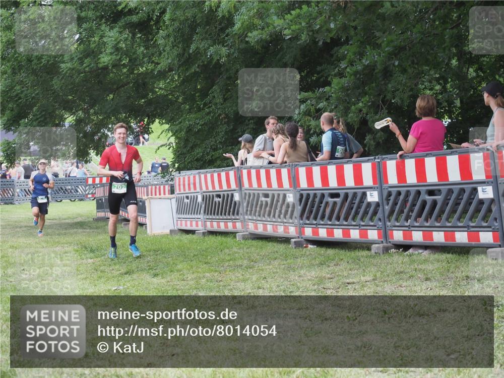 21.06.2025 - 27. Vierlanden-Triathlon KatJ http://msf.ph/oto/8014054 15.06.2025 13:11:44 Ziel 702, 962 meine-sportfotos.de