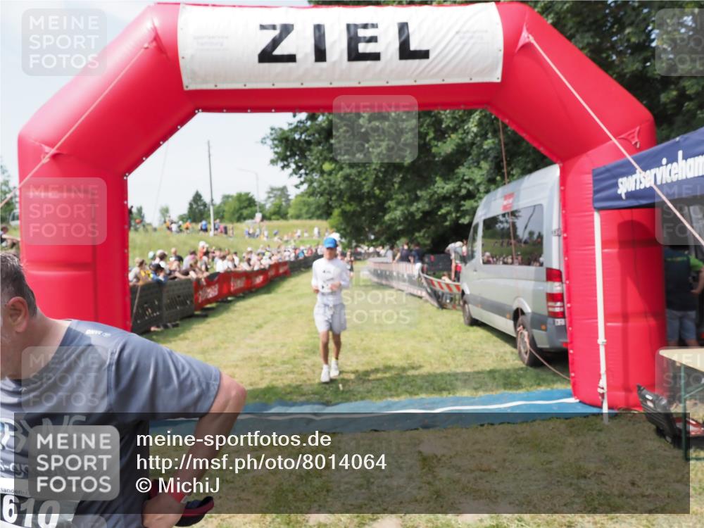 21.06.2025 - 27. Vierlanden-Triathlon MichiJ http://msf.ph/oto/8014064 15.06.2026 11:30:58 Ziel 610 meine-sportfotos.de