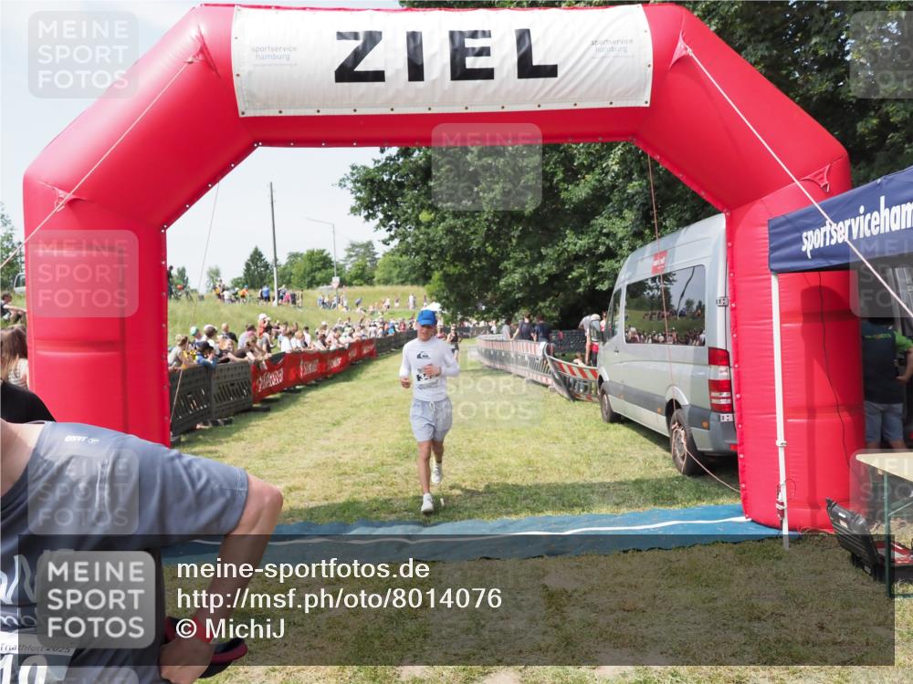 21.06.2025 - 27. Vierlanden-Triathlon MichiJ http://msf.ph/oto/8014076 15.06.2026 11:30:58 Ziel 610 meine-sportfotos.de