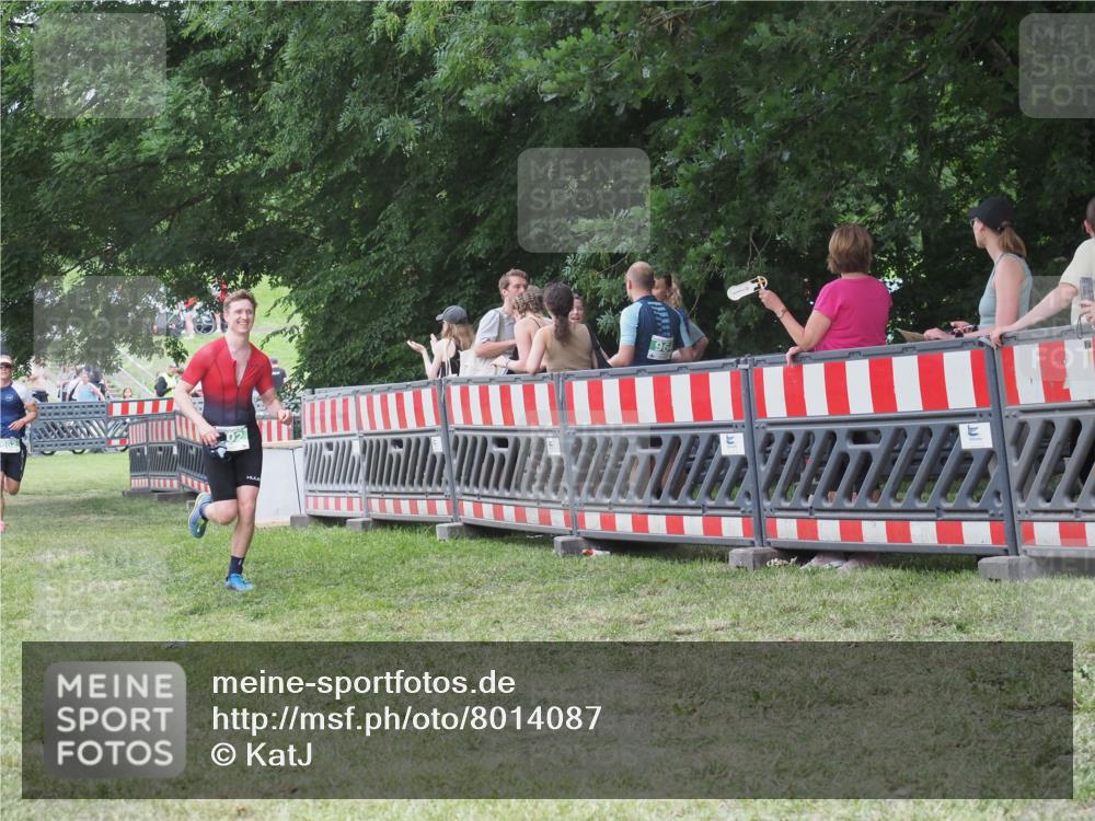 21.06.2025 - 27. Vierlanden-Triathlon KatJ http://msf.ph/oto/8014087 15.06.2025 13:11:44 Ziel 702, 962 meine-sportfotos.de