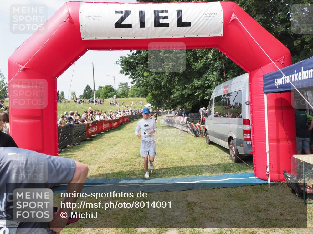 21.06.2025 - 27. Vierlanden-Triathlon MichiJ http://msf.ph/oto/8014091 15.06.2026 11:30:58 Ziel 610 meine-sportfotos.de