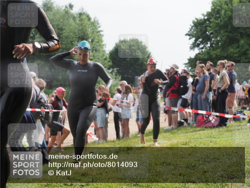 15.06.2025 - 27. Vierlanden-Triathlon KatJ http://msf.ph/oto/8014093 15.06.2025 10:15:03 Schwimmen 476, 521, 525, 528, 570, 592, 593, 597, 605, 1397 meine-sportfotos.de