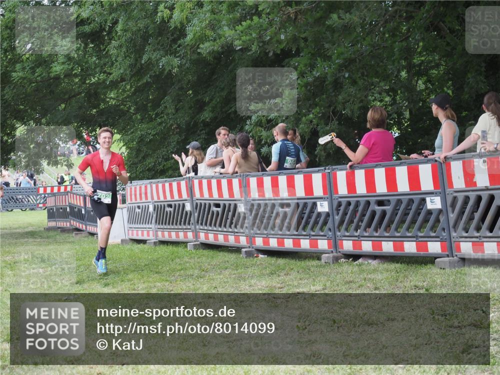 21.06.2025 - 27. Vierlanden-Triathlon KatJ http://msf.ph/oto/8014099 15.06.2025 13:11:45 Ziel 702, 962 meine-sportfotos.de
