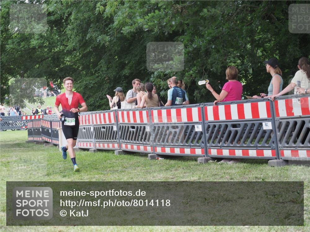 21.06.2025 - 27. Vierlanden-Triathlon KatJ http://msf.ph/oto/8014118 15.06.2025 13:11:45 Ziel 702, 962 meine-sportfotos.de