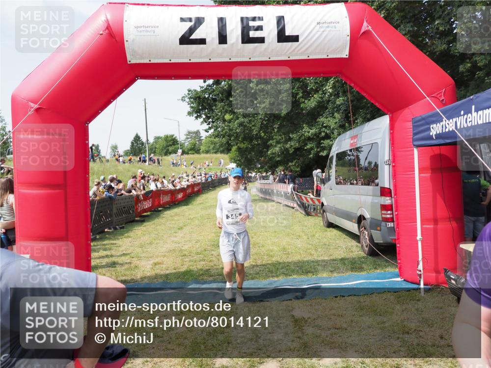 21.06.2025 - 27. Vierlanden-Triathlon MichiJ http://msf.ph/oto/8014121 15.06.2026 11:30:59 Ziel 482, 610 meine-sportfotos.de