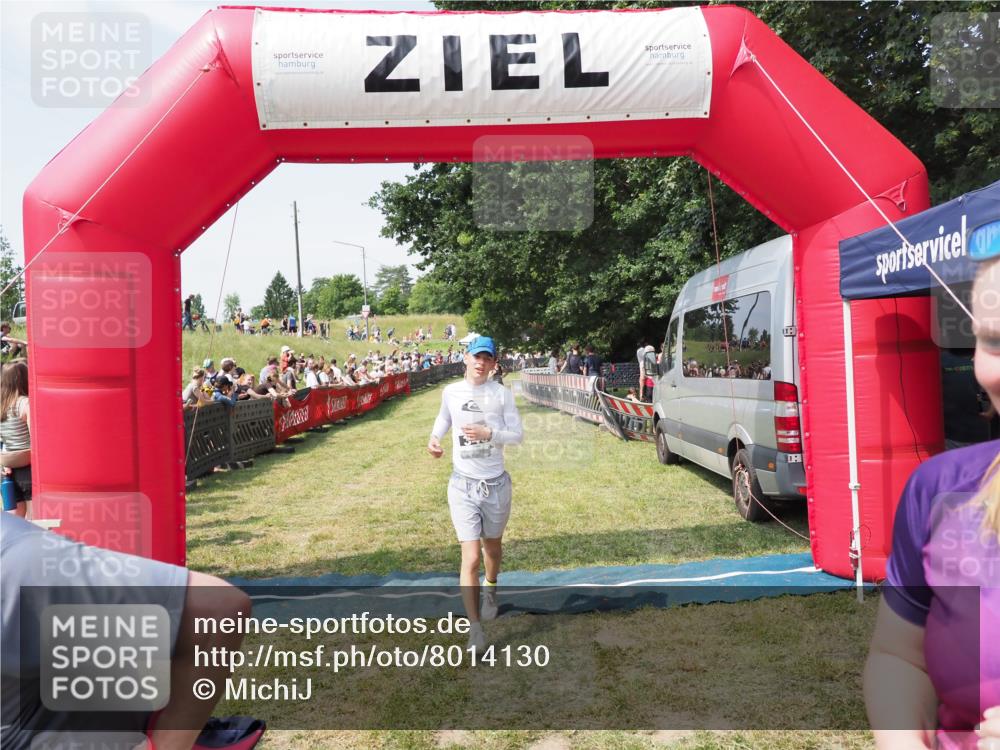 21.06.2025 - 27. Vierlanden-Triathlon MichiJ http://msf.ph/oto/8014130 15.06.2026 11:30:59 Ziel 482, 610 meine-sportfotos.de