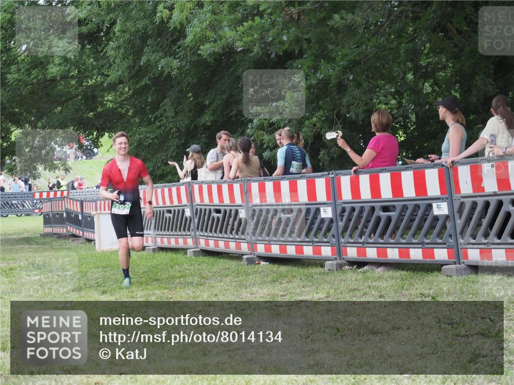 21.06.2025 - 27. Vierlanden-Triathlon KatJ http://msf.ph/oto/8014134 15.06.2025 13:11:45 Ziel 702, 962 meine-sportfotos.de